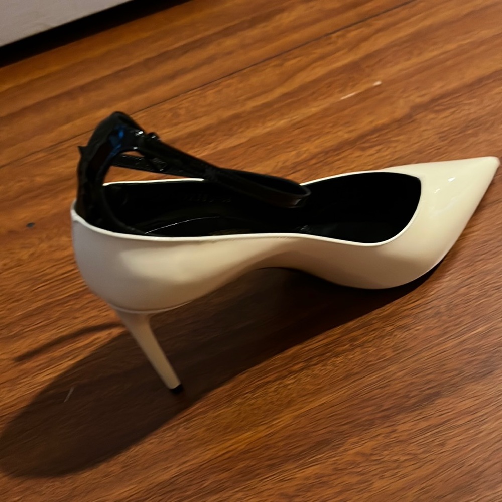 Brand new never worn Saint Laurent pointed pumps